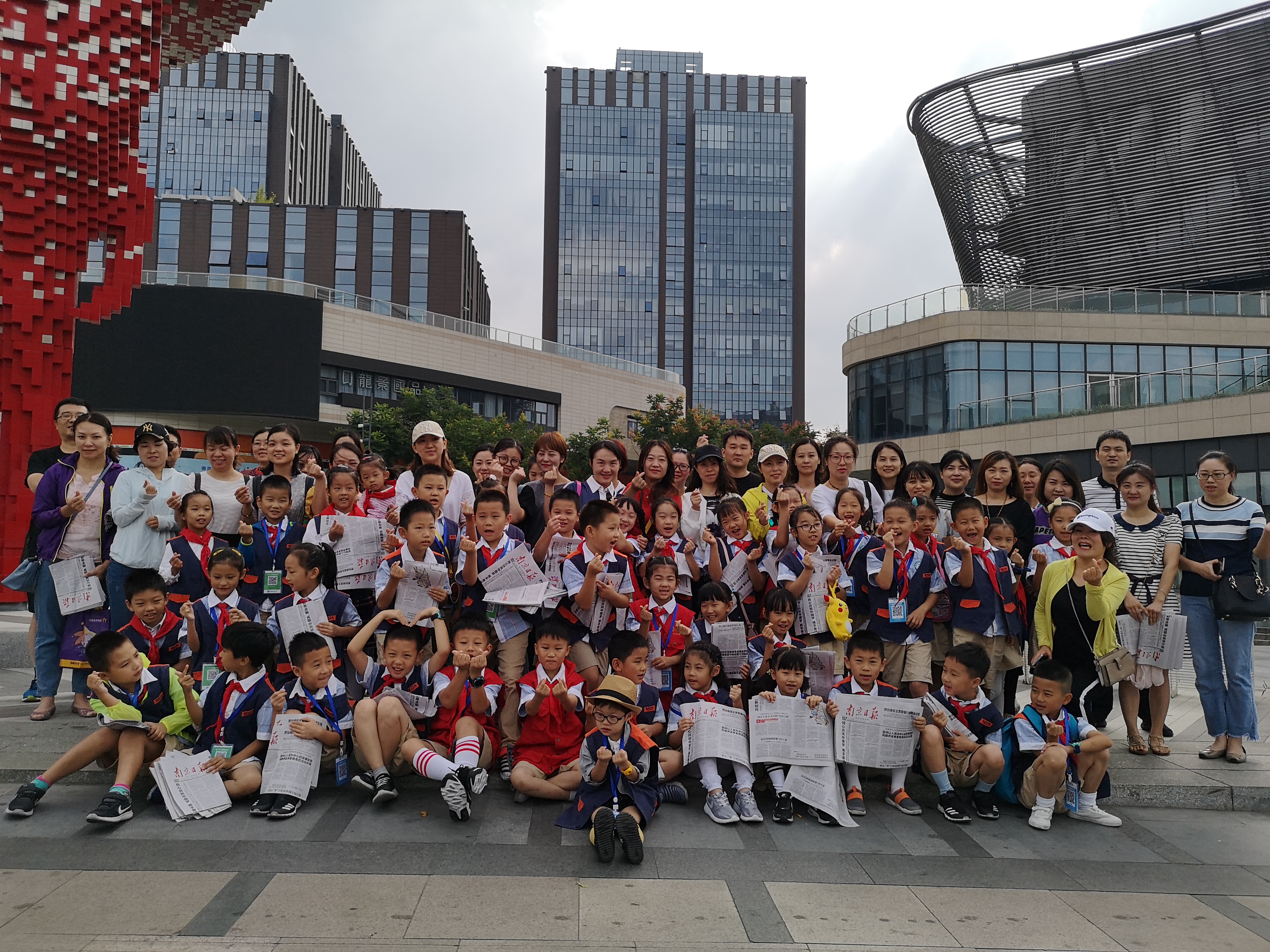 20190922二6班在雨花客厅爱心卖报.jpg